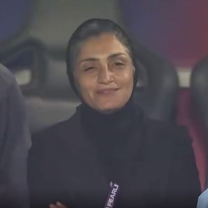 祖国遭袭！戴头巾的伊朗女足球员集体拒唱国歌 有人微笑有人落泪